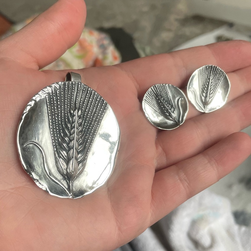 Retired James Avery Wheat Sheaf Sterling Silver Medallion Pendant & Earrings SET